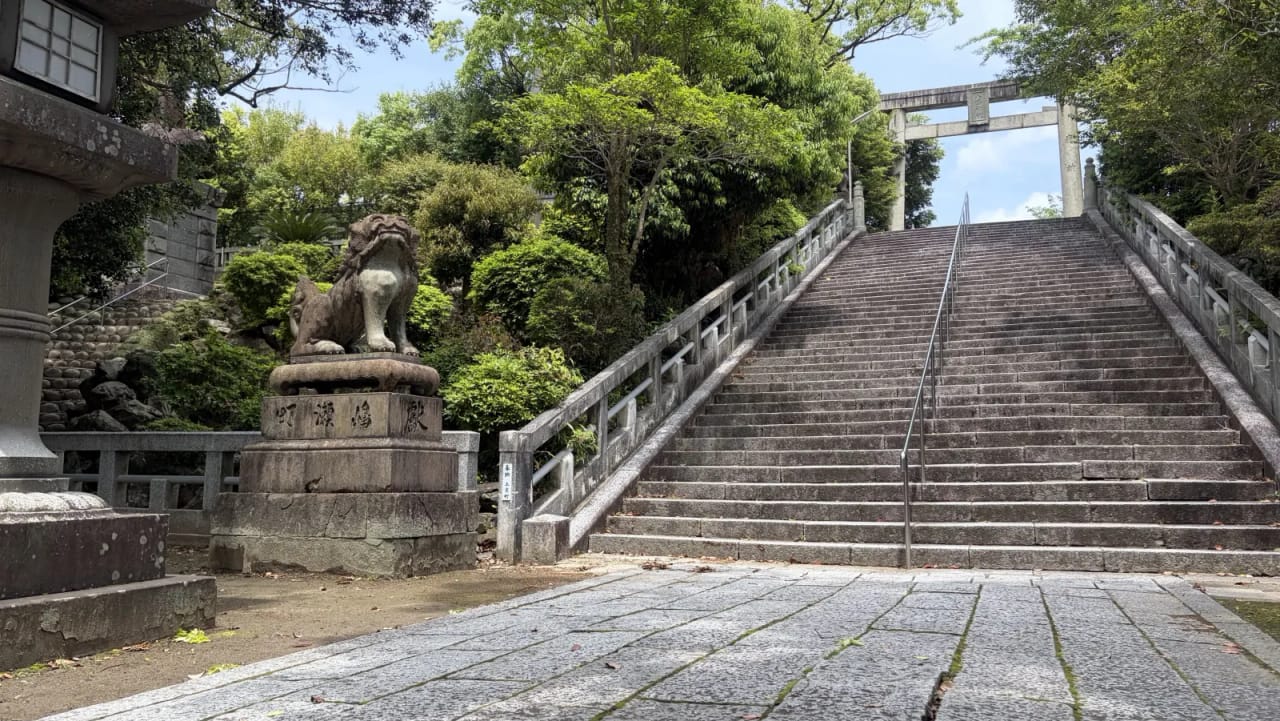 Stone lions in Hachimangu shrine